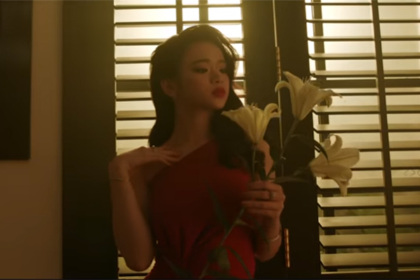 Chưa đủ 18 tuổi, Linh Ka vẫn diễn sexy trong MV với Dương Minh Tuấn